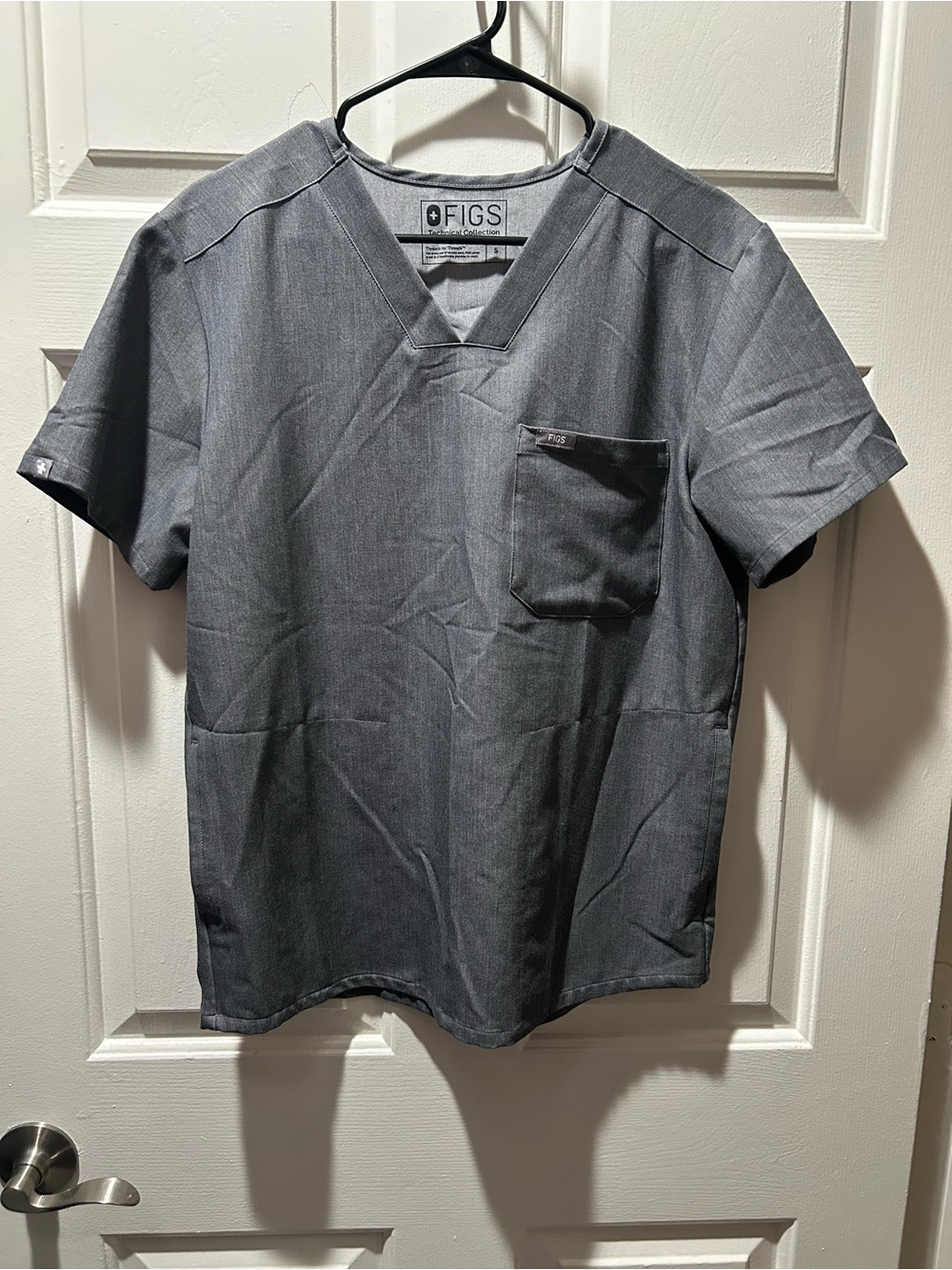 FIGS Men's Chisec Scrub Medical Short Sleeve Top in Graphite Size Small